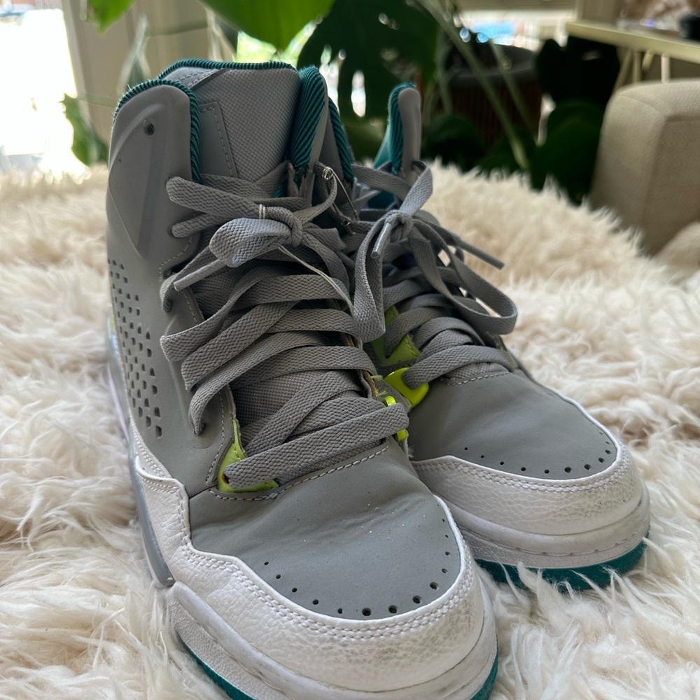 Air Jordan sneakers, size 6Y